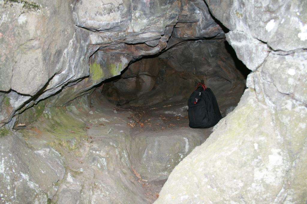 A Vidróczky-barlang ürege. Foto: Dr. Hír János 4.5. A Háromkopasz bérc Megközelíthető a A hasznosi víztározó felső végétől, vagy a Zsilóval szemben felfelé induló erdei utakon.