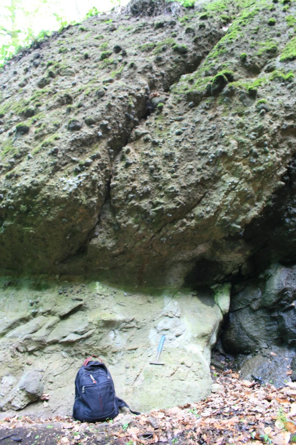 Andezittufa és agglomerátum réteghatára a