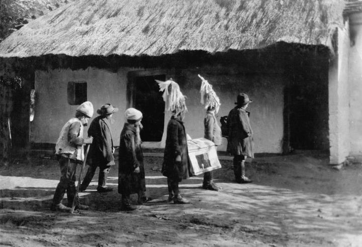 Betlehemezés 2.2. Újesztendő köszöntése Mondóka: Zörgetyik a kulcsot, pénzt akarnak adni, add ki uram, add ki, amit akarsz adni, mert nem csak itt kék lenni, tovább is kék menni.