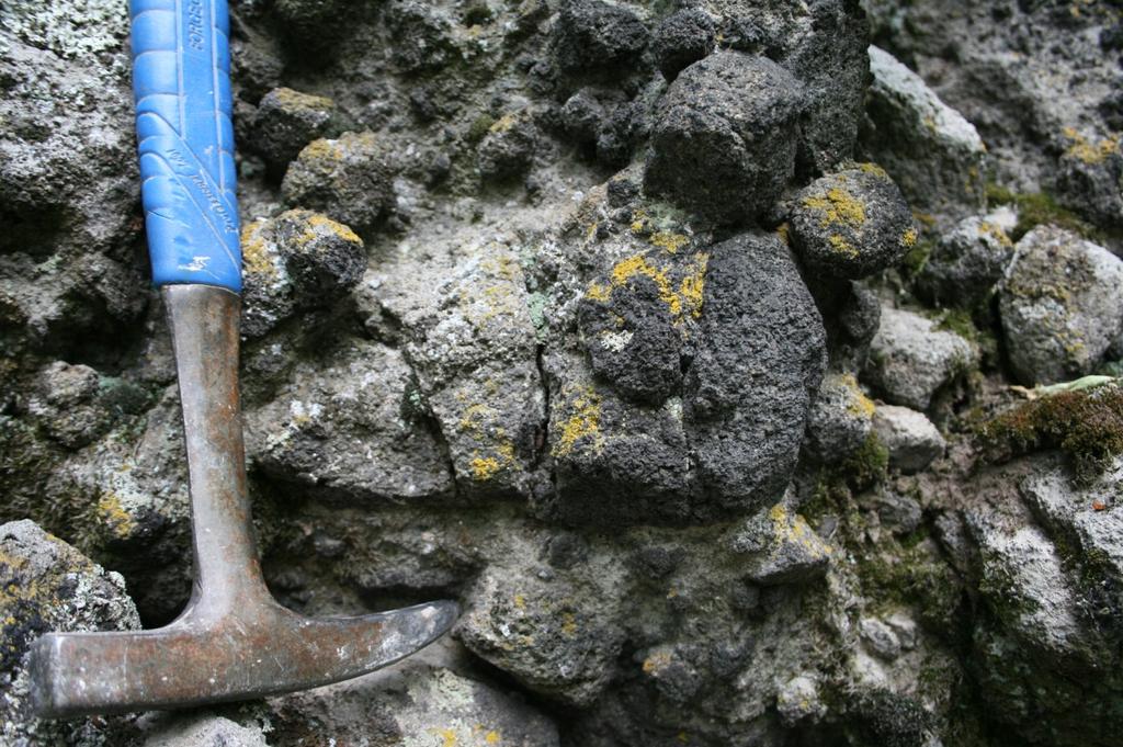 Hasznosi Andezit breccsás szerkezete közelről, Csordakút, Nyikom ÉNY-i gerince. Foto: Dr. Hír János 3. A Tari Dácittufa Városunk határában a Nyikom északi oldalán kb.