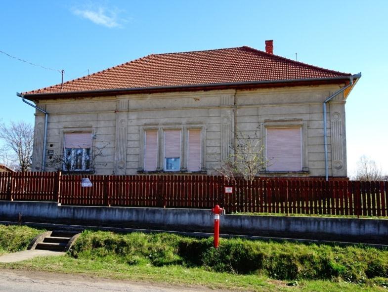 A homlokzat mozgalmasságát azok a különböző téglakötéseket alkalmazó ablak és ajtókeretezések,