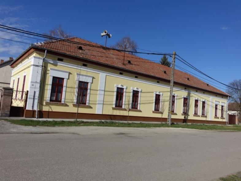 Az árvízi pusztítás után az 1920-1930- as években épült polgári épületek jellemzik a község