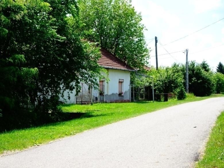 Ezen a területen jellemző az utcával párhuzamos gerincű