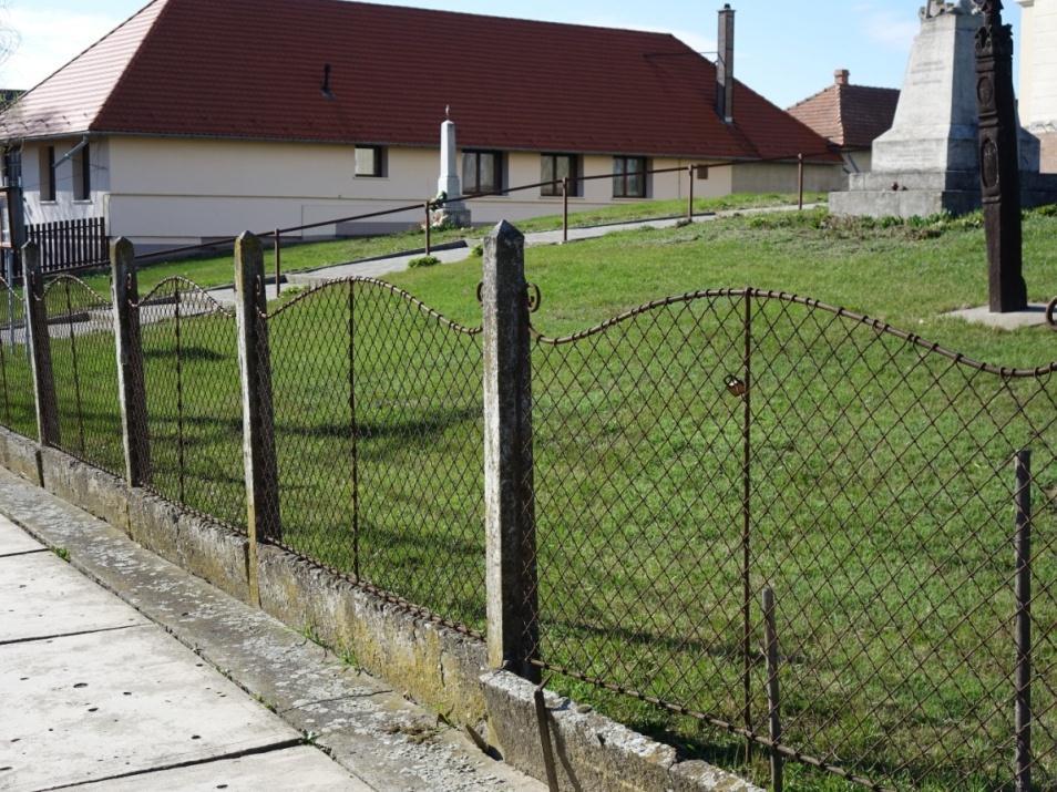 KERÍTÉSEK A kerítések Szelevényen sokfélék, azonban utcán belül magasságuk közel azonos és áttört