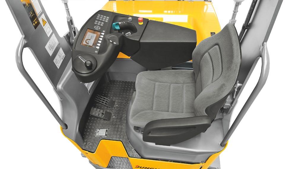 ETX 513/515 ETX szériafelszereltsége Rugózott, állítható, a testtömeghez igazítható kezelőülés kartámaszokkal. Elforgatható kezelőmodul védőtetővel. Állítható magasságú és távolságú kezelőpult.