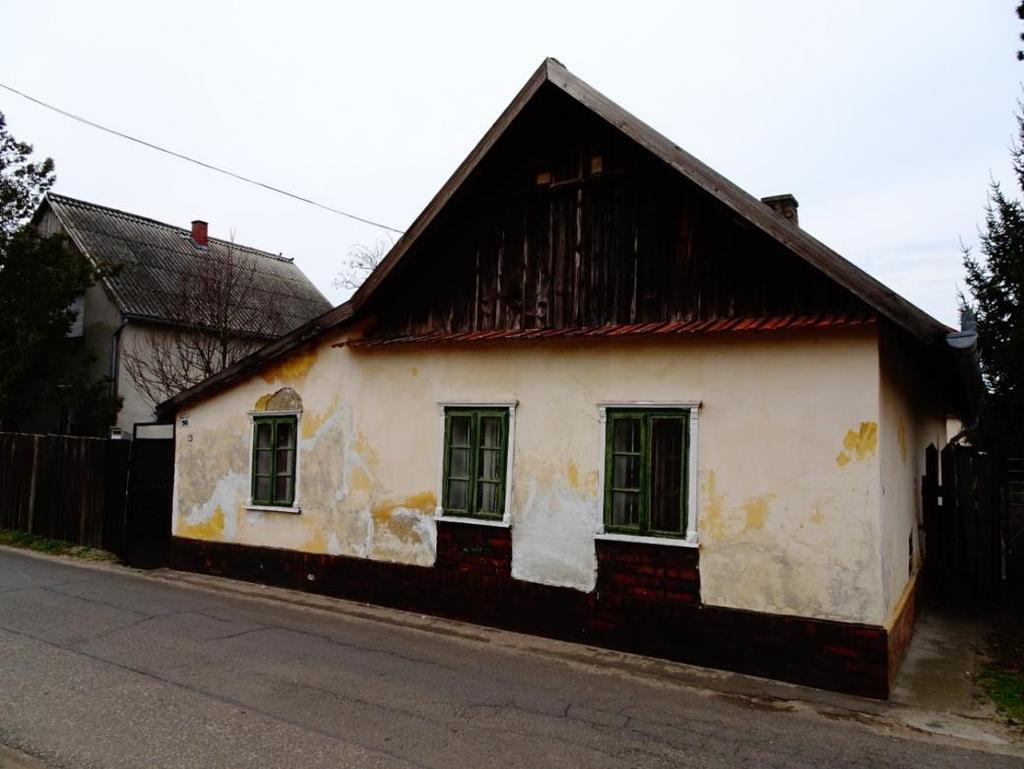 A hosszúházak utcára merőleges gerincűek, jellemzően 40-45 fokos tetőhajlásszöggel, égetett agyagcserép fedéssel épültek.