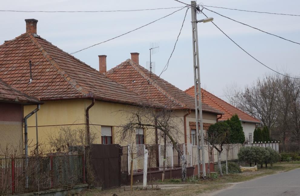 Tiszajenőn a házak elengedhetetlen tartozéka tároló, mely a kerti szerszámok, a termények tárolására szolgál.