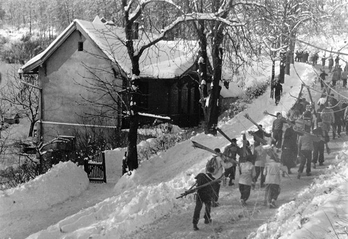 A Kis-Normafa lesiklópályáján 1971-ben készült el az első elektromos meghajtású, drótköteles sífelvonó, amely ma már nem üzemel, ahogyan az egykori két síugrósánc is csupán történelem immár.