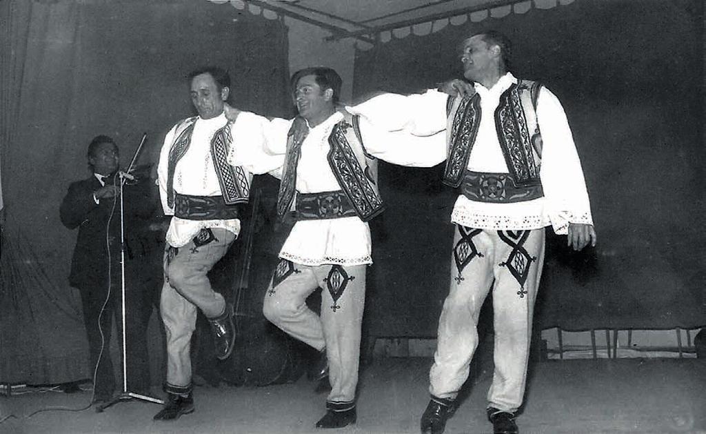 40 41 Dansatori din
