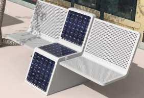 - Delta Smart City okos pad, fehér színben, helyszíni, beton alapra rögzítve.