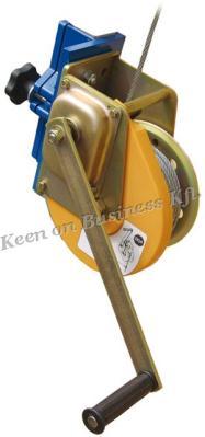 CADO-C15 (ACR115): 15 m hosszú, 4 mm átmérőjű acél sodronykötél, fém házban, pörgetőszemes karabinerrel (6,5 kg) EU szabvány: EN360 CSÖRLŐS MENTŐÁLLVÁNY ATM AT011 háromlábú, teleszkópos, hasáb