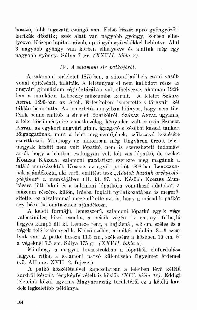 hosszú, több tagozatú csüngő van. Felső részét apró gyöngyözött karikák díszítik; ezek alatt van nagyobb gyöngy, körben elhelyezve. Közepe lapított gömb, apró gyöngyöcskékkel behintve.