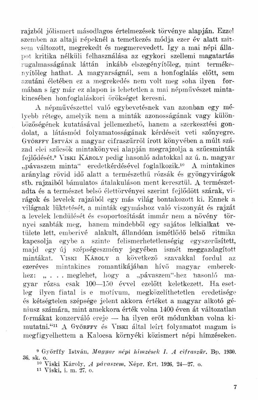 rajzból jólismert másodlagos értelmezések törvénye alapján. Ezzel szemben az altaji népeknél a temetkezés módja ezer év alatt mitsem változott, megrekedt és megmerevedett.