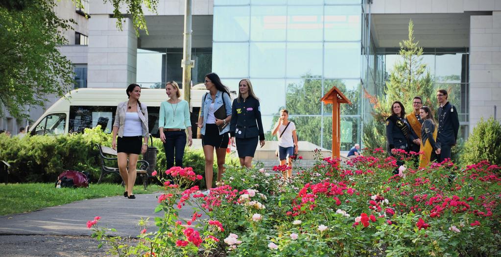 -- 12 fókuszban A campus Város a városban: a miskolci campus Fotó: Kiss Viktor A tapasztaltabb hallgatók a Miskolci Egyetem egyik legfőbb, országosan is egyedülálló értékét gyakran az Egyetemváros