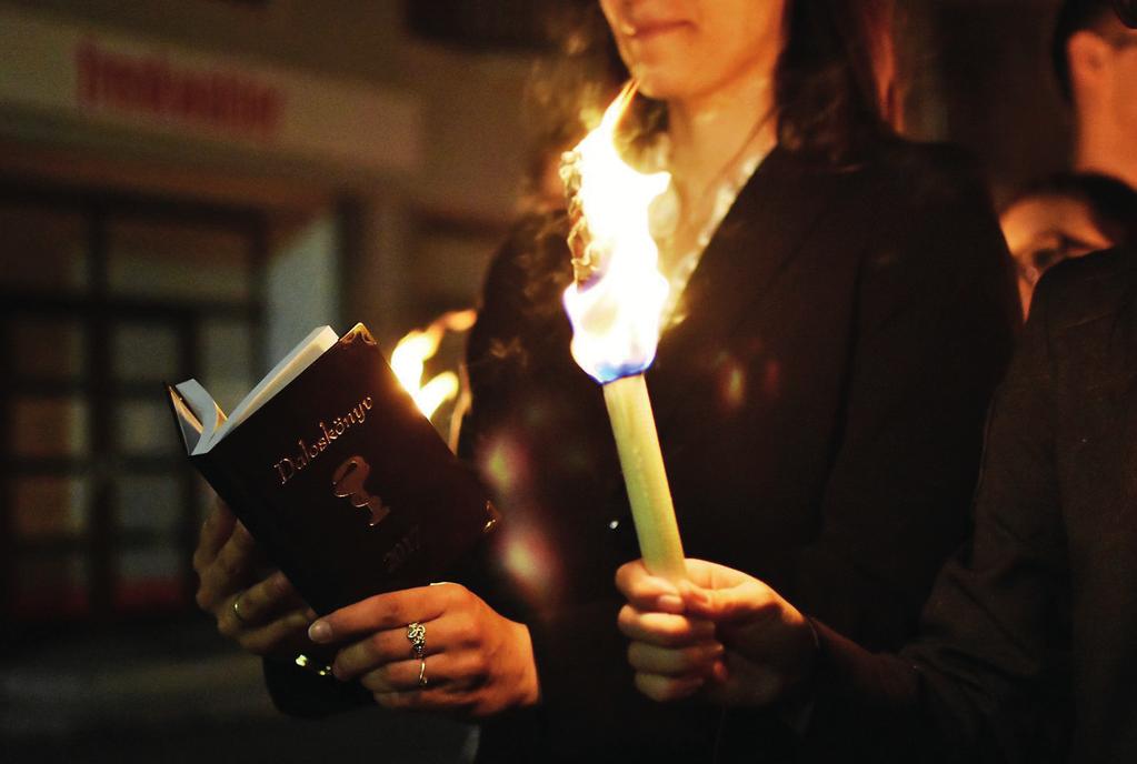 --- ----- - Örökség Connection 25 A selmeci hagyományok szerinti szakestélyek különleges atmoszférája semmi máshoz sem fogható élményt nyújt, ahogy a számos selmecbányai kirándulás is, amelyre a