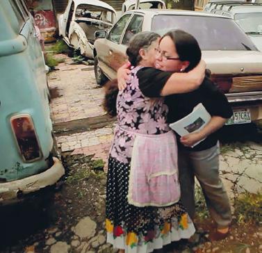 Hasznos ötleteket adhat az IWasAStranger. lds. org honlap, élmények pedig az IWasAStranger@ ldschurch. org címre küldött e- mailben oszthatók meg.