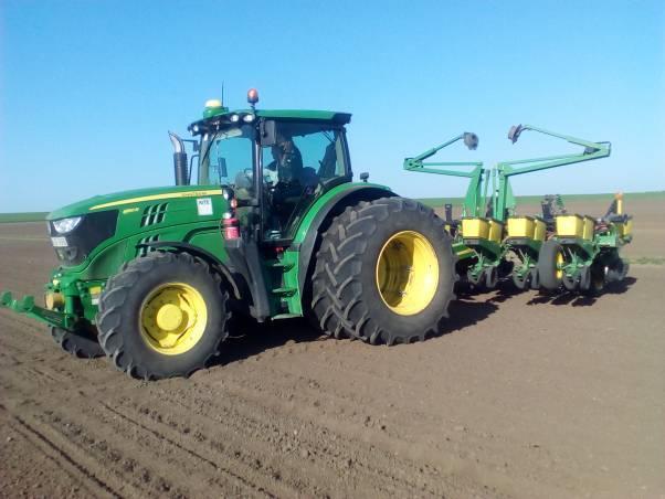 Adaptive Water Management: Opportunities and Threats Fig 2. An John Deere 6150R with the StarFire 3000 Receiver (Photo: I. Kovács, 2016) Fig 3.