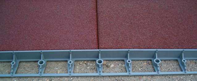 Beton vagy kavicságyazatba lehetséges beépíteni, az elem alsó részén található 40x20 mm-es kikönnyítés megakadályozza a kavics ágyazatba történő telepítésnél az elmozdulást.