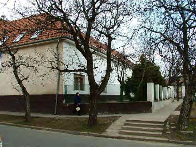 hrsz: 1178 jellemzői: beépítés: L alaprajz, Baross utca felől előkert, Kazinczy utca felől utcavonalon szintszám: F + tetőtér tetőidom: nyeregtető héjalás: cserép homlokzat: vakolt, Kazinczy utca