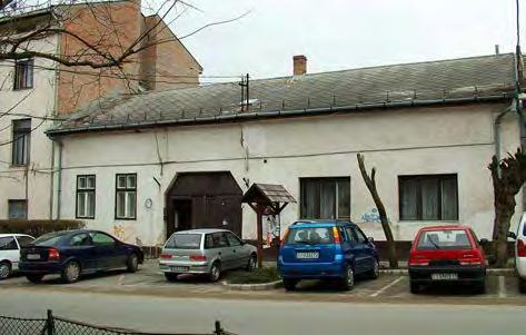 hrsz: 23 jellemzői: beépítés: zártsorú, középen kapubejárattal, északi telekhatár mentén udvari szárny tetőidom: nyereg héjalás: pala homlokzat: vakolt nyílászárók: a bejárattól balra lévő utcai