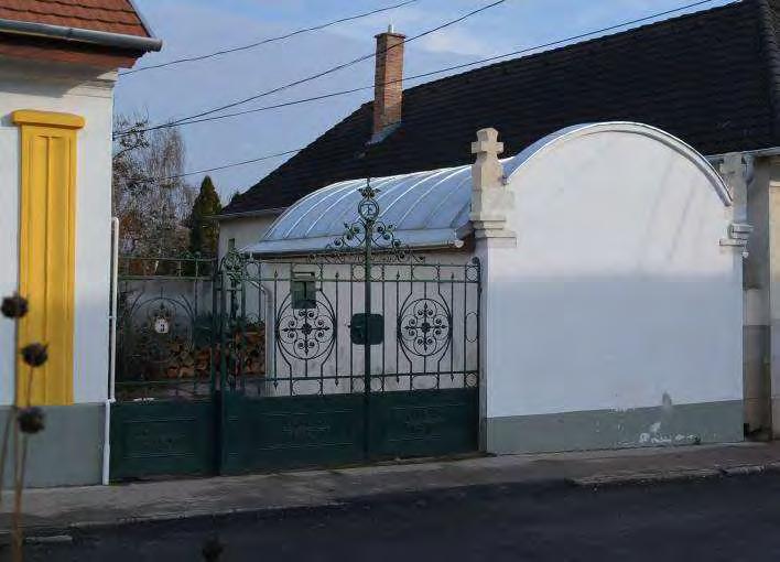 hrsz: 558 jellemzői L alaprajzú, utcavonalon hézagosan zártsorú, udvari oldalon fejezetes oszlopos tornác, falazott mellvéd, a telek másik szélén utcavonalon volt kocsiszín