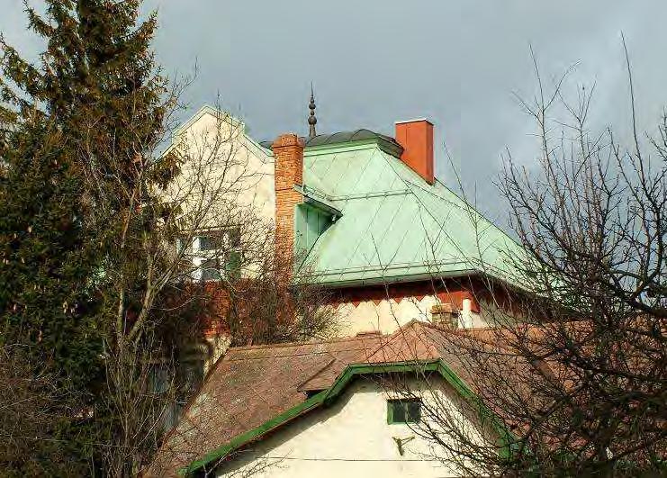 hrsz: 2253, 2255 jellemzői 2009 és jelen állapot szabadonálló villa, kontyolt nyeregtető, korcolt fémlemez fedés, déli oldalon zárterkély, a tetőtéri szinten terasszal, egyszerű tagozattal