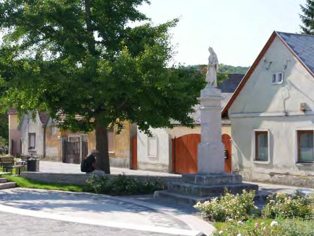 közötti szakasz jellemzői: beépítés: oldalhatáron álló, nyári-konyhás melléképület tetőidom: oromfal, főépületen utcára merőleges gerincű nyeregtető héjalás: cserépfedés homlokzat: vakolt
