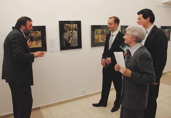 12 Kultúra 2014. november 7. Dallos István és Belinszki Zoltán kiállítása a múzeumban Versidők fotók mellé Két, egymást erősítő kiállítás is látható a Tatabányai Múzeumban.