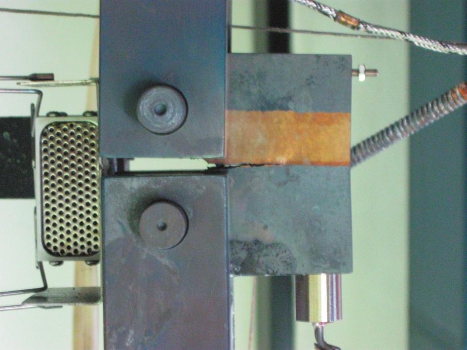 közegben, különböző névleges hőmérsékleteken (anyagminőségtől függően 100 C, 296 C, 300 C, illetve 325 C) [22], KIc törési szívósság vizsgálatokat végeztünk korróziós közegben, különböző névleges