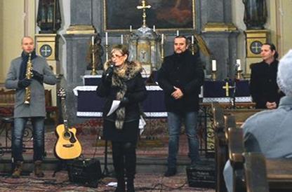 Stubendek Márta, polgármesternő megnyitója után Kosáry Judit énekesnő nagy sikerű fellépése következett, akinek a műsora minden érdeklődést felülmúlt.