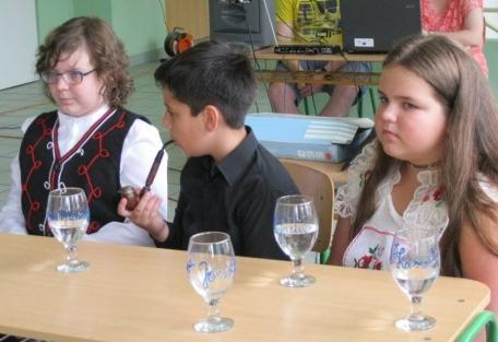 Kovács Magda színvonalas műsorvezetése mellett sorra léptek fel a meghívott vendégszereplők.