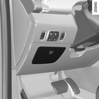 BIZTOSÍTÉKOK (1/2) 1 A Biztosítékdoboz Ha egy elektromos berendezés nem működik, ellenőrizze a biztosítékokat. Akassza ki a fedelet A.