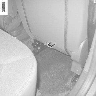Az ISOFIX rögzítési pontokat kizárólag ISOFIX rendszerrel rendelkező gyermekülésekhez alakították ki.