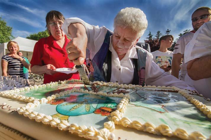 A címeres lakodalmi tortát felszeletelik