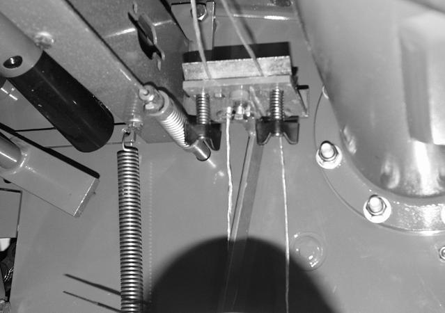 Pos: 50.58.23 /BA/Bedienung /Rundballenpresse/Netz-Garnbindung/Garn führen_bild_fortima F @ 334\mod_429536956984_92.docx @ 255562 @ @ Pos: 50.58.25 /BA/Bedienung /Rundballenpresse/Netz-Garnbindung/Garn führen2_bild_fortima F @ 334\mod_42926820848_92.