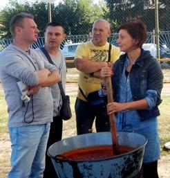 De a Záhony-Port és Záhony városa is elválaszthatatlanok egymástól, mind a mecenatúra, mint a foglalkoztatás terén nem véletlenül hívta színpadra a város polgármesterét és bízik benne, hogy ez a