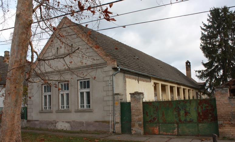 változat is, itt vélhetően két helyiség néz az utcára.