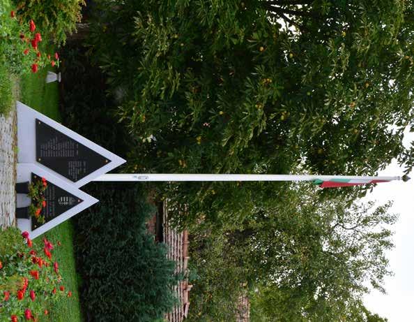 Az igényes, virágosított, padokkal ellátott park színesíti a hosszú