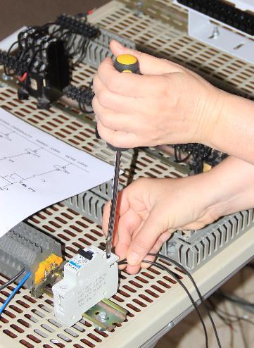 -Erősáramú elektrotechnikus A szakképesítéssel legjellemzőbben betölthető munkakörök: energiaelosztási technikus, erősáramú villamosipari technikus, villamosenergia-technikus, villamossági technikus