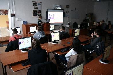 7110 SZOCIÁLIS szakgimnázium ágazat Kommunikáció, tanulásmódszertan, önismeret órák keretében fejlesztjük a kapcsolatteremtő-készséget, megalapozva ezzel a szakmai rátermettséget.