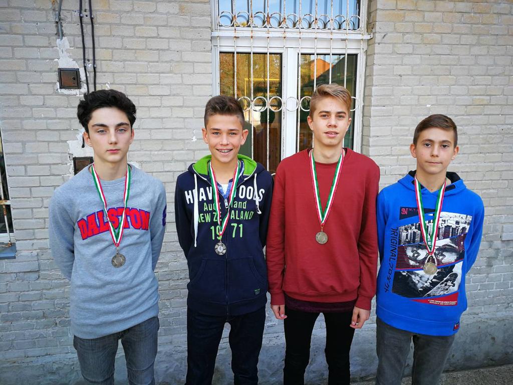 ATLÉTIKAI VÁLTÓ VERSENY Fábián Tamás (8.c) Joó Milán Brúnó (8.