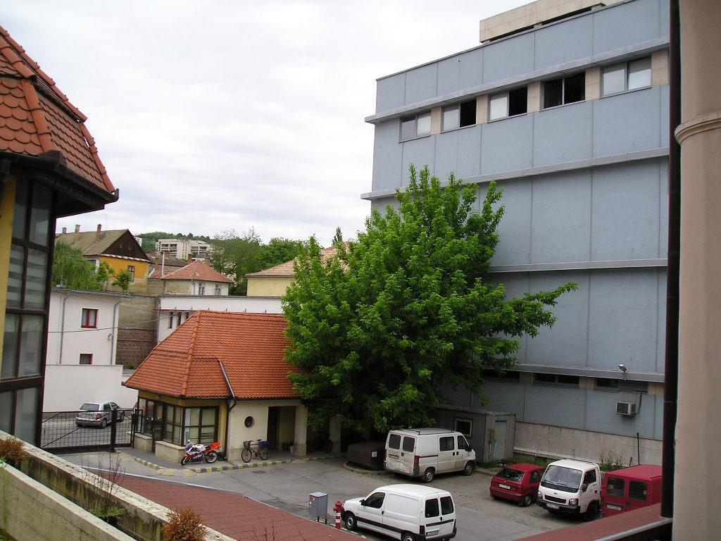 A tartókeretet változó kiosztású pillérek alkotják, az oldalhatárolást (vázkitöltést) tégla falazattal valósították meg. A födémek monolit vasbeton lemezként kezelhetők.