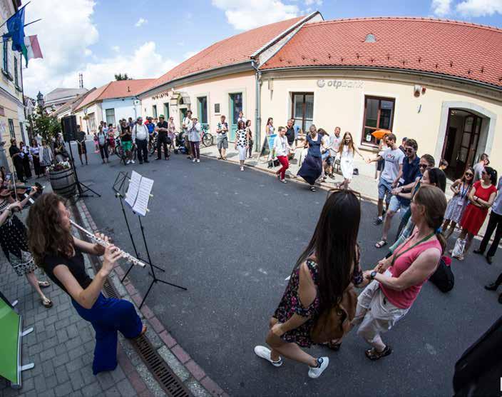 KONCERTEK / CONCERTS Crescendo Utcazene Crescendo-on-the-Streets Augusztus 3. péntek, 17:00 I Főtér (Esőhelyszín: Tourinform)