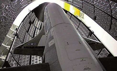 Űrtechnika 8. ábra. Az X 37 az orrkúp alatt a titusville-i (Florida) Astrotech szerelőcsarnokban (Spacecom) 10. ábra. Atlas V 501 az SLC 41 starthelyen az OTV 1-gyel a nagyméretű orrkúp alatt (USAF) 9.