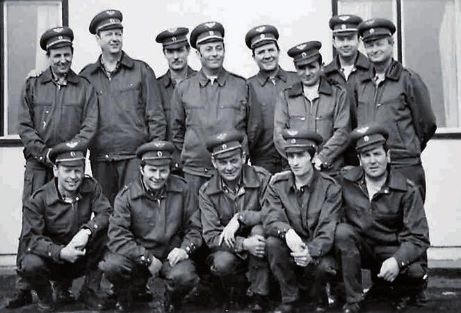 Hazai tükör 41. ábra. Guggolnak: Fábián Miklós alez., Takács László szds., Bagi Mihály őrgy., Nagy János őrgy., Szelke Tibor szds., Kálmánczkay László alez., Tarr Lajos őrgy., Boronkay Ferenc szds.