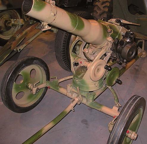 Haditechnika-történet 4. ábra. 7,5 cm-es Leichtgeschütz 40 L/15,5 löveg 5. ábra. 10,5 cm-es Leichtgeschütz 40 L/13 ágyú lábat egy terpesz lövegtalphoz hasonlóképpen összevonták.