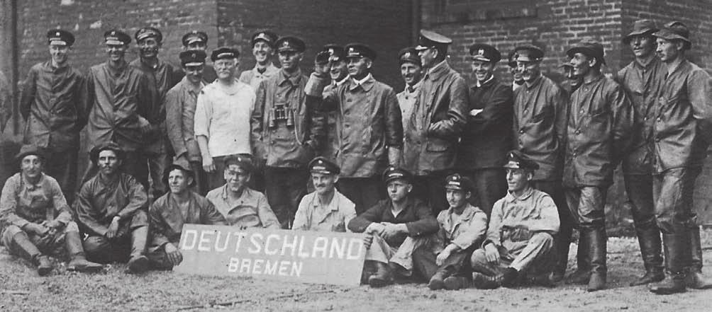 Haditechnika-történet 2. ábra. A DEUTSCHLAND legénysége Baltimore-ban. A középen tisztelgő alak Paul König, a tengeralattjáró parancsnoka deményeket vittek magukkal. 1916.