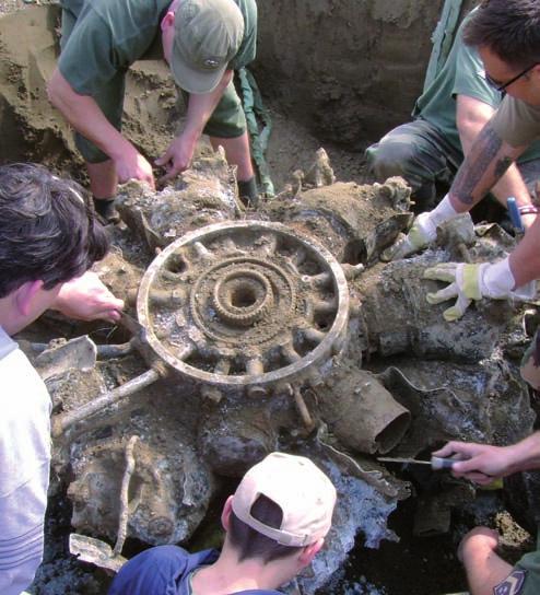 Haditechnika-történet 3. ábra. Szorgos kezek a motor körül megszervezték a légoltalmat. A bombázások miatt a gyár széttelepítéséről döntöttek.