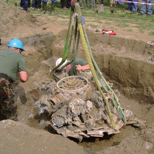 főleg a repülőteret érte. Most már az ország katonai vezetése is aggódott.