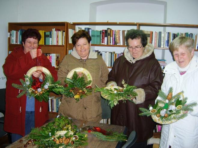 Kézműves foglalkozás az Advent jegyében Benis Józsefné Könyvtárunkban, Csatkán sikeresen megtartottuk kézműves foglalkozásunkat, amelyet Kovácsné Sándor Éva vezetett.